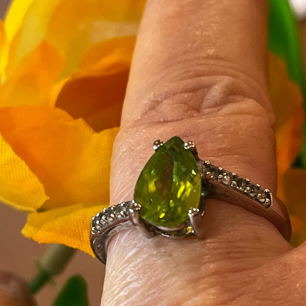 Genuine Peridot Pear 925 Ring Size 8